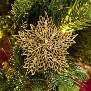 Vintage 1968 Monet Leafy Star Openwork Gold Tone Brooch